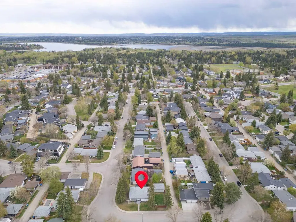 6004 Lloyd Crescent SW Calgary AB T3E 5V7