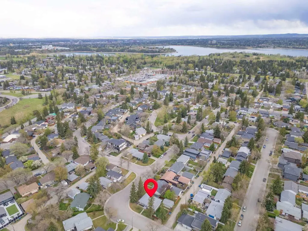 6004 Lloyd Crescent SW Calgary AB T3E 5V7