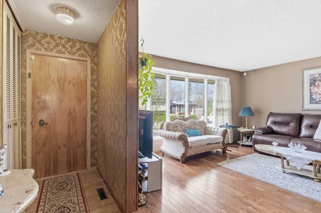 6004 Lloyd Crescent SW Calgary AB T3E 5V7
