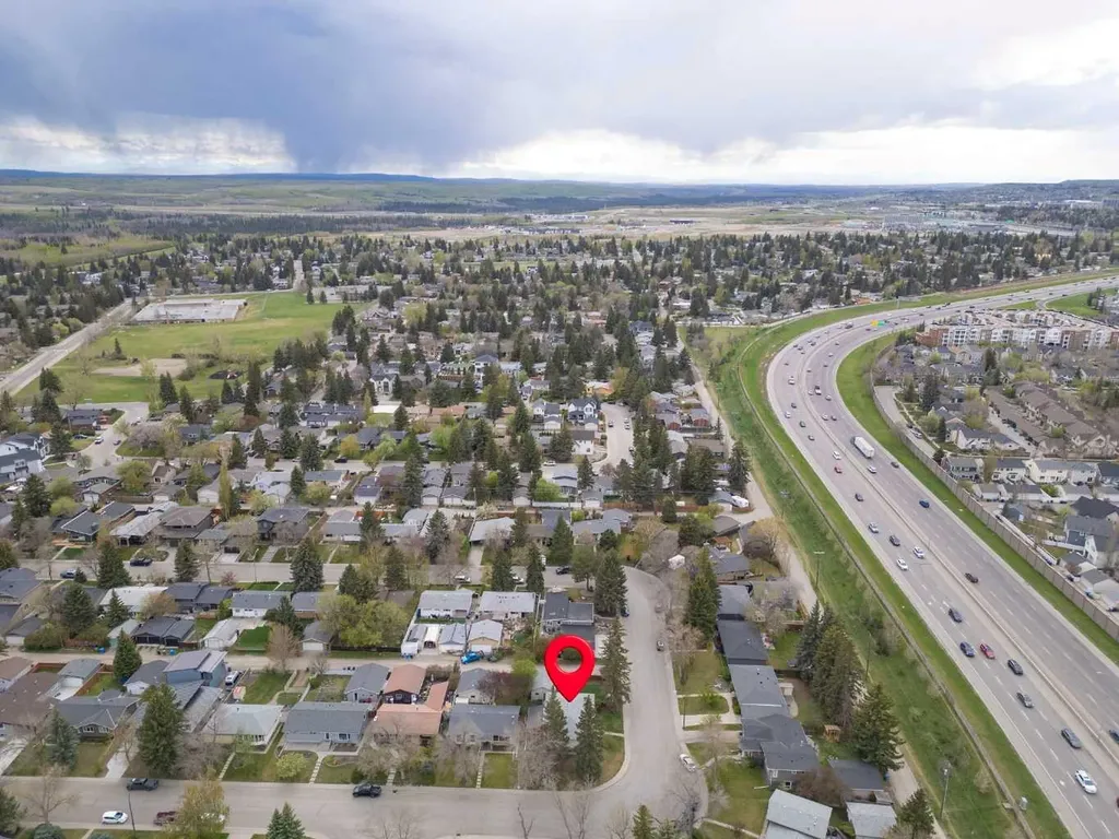6004 Lloyd Crescent SW Calgary AB T3E 5V7