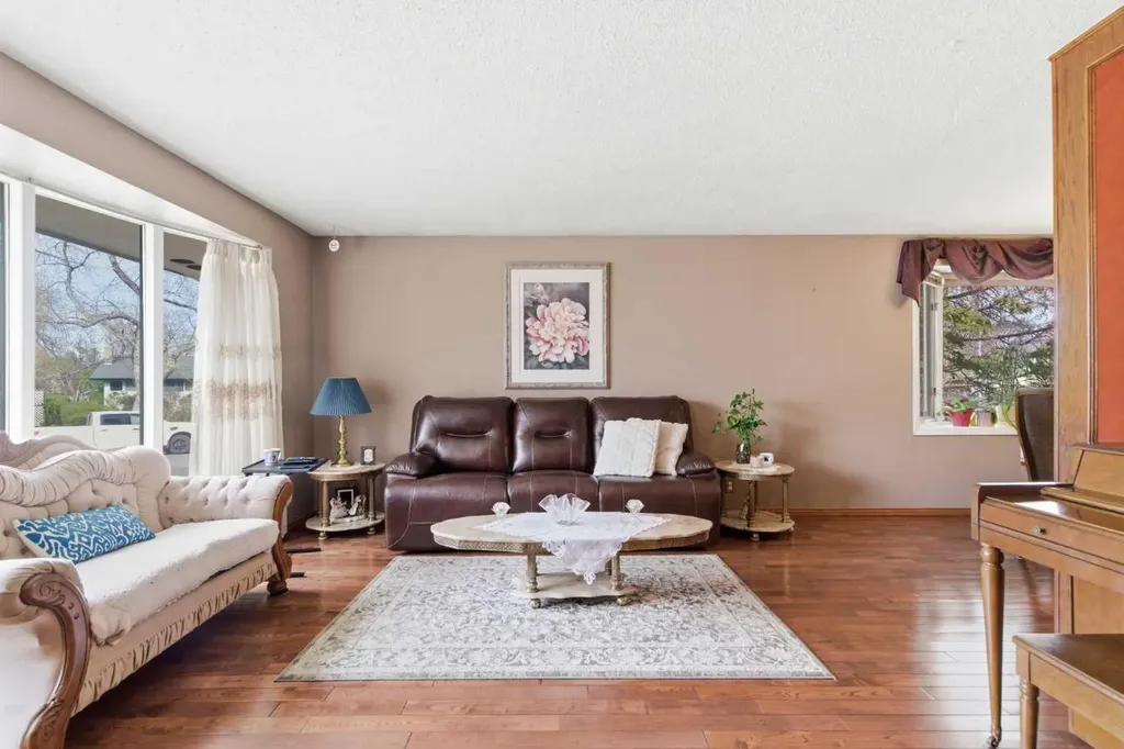 6004 Lloyd Crescent SW Calgary AB T3E 5V7