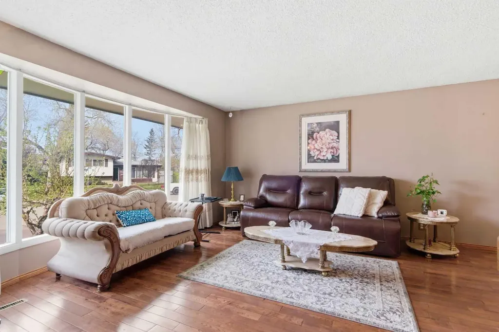 6004 Lloyd Crescent SW Calgary AB T3E 5V7