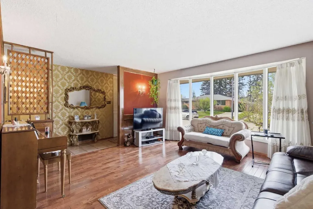6004 Lloyd Crescent SW Calgary AB T3E 5V7