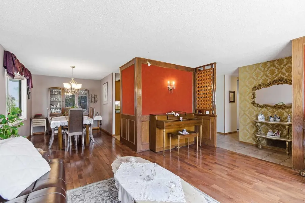 6004 Lloyd Crescent SW Calgary AB T3E 5V7