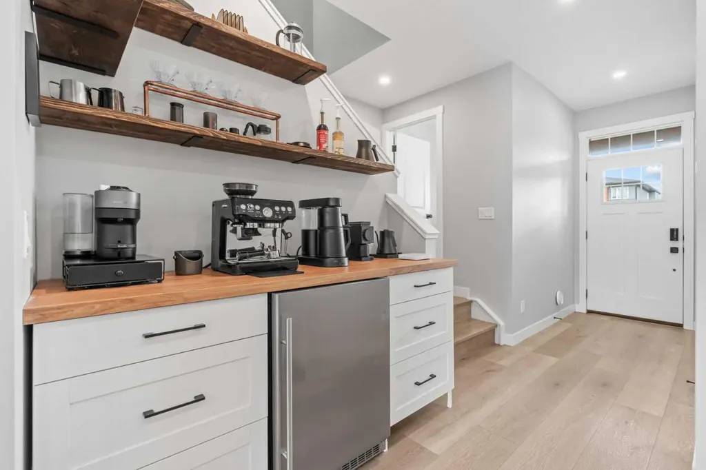 4618 81 Street NW Calgary AB T3B 2P6
