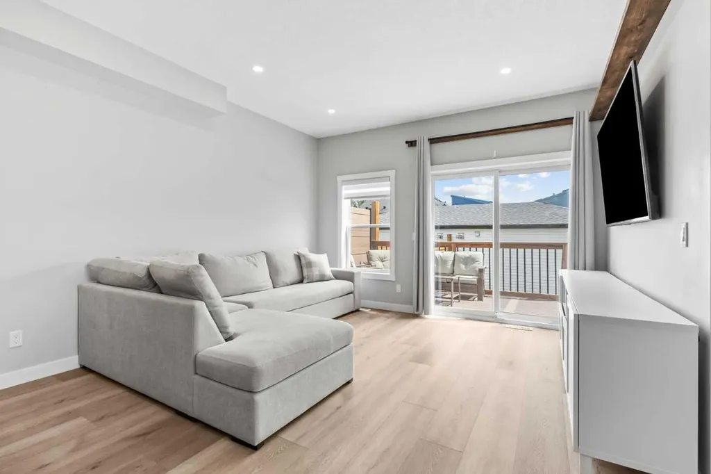 4618 81 Street NW Calgary AB T3B 2P6