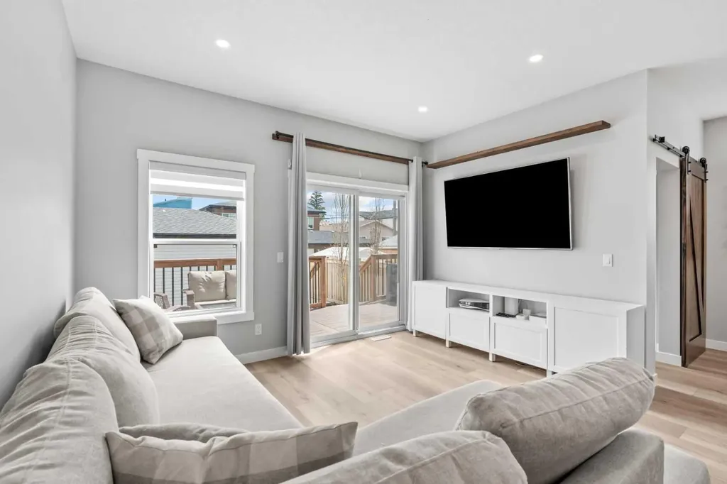 4618 81 Street NW Calgary AB T3B 2P6