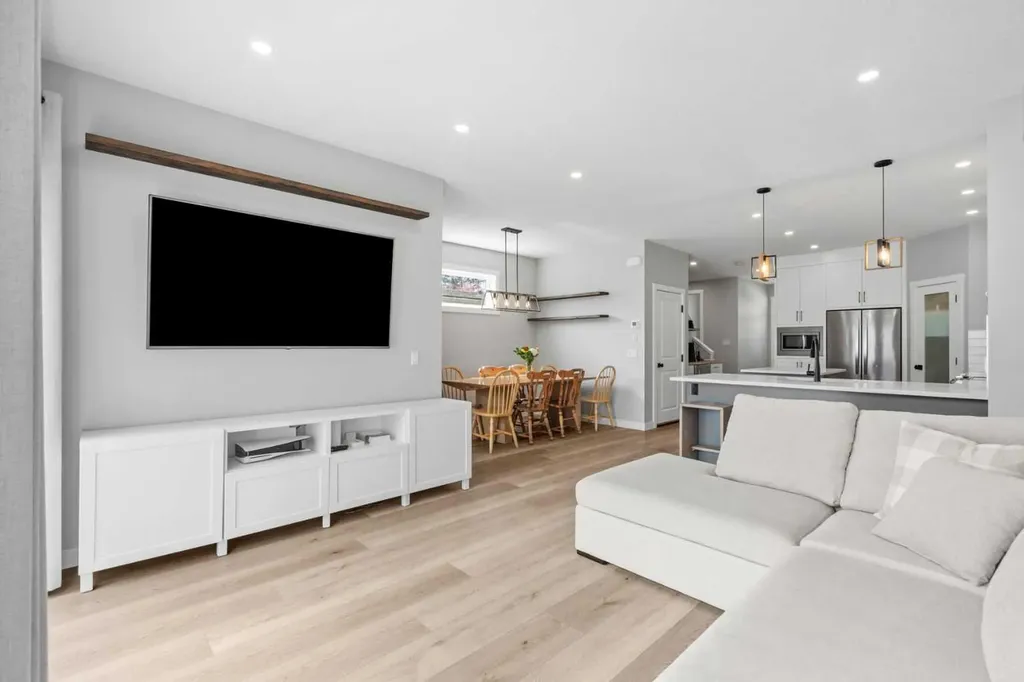 4618 81 Street NW Calgary AB T3B 2P6
