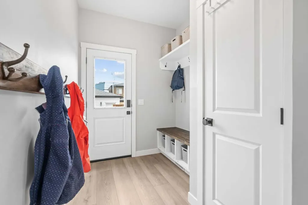 4618 81 Street NW Calgary AB T3B 2P6