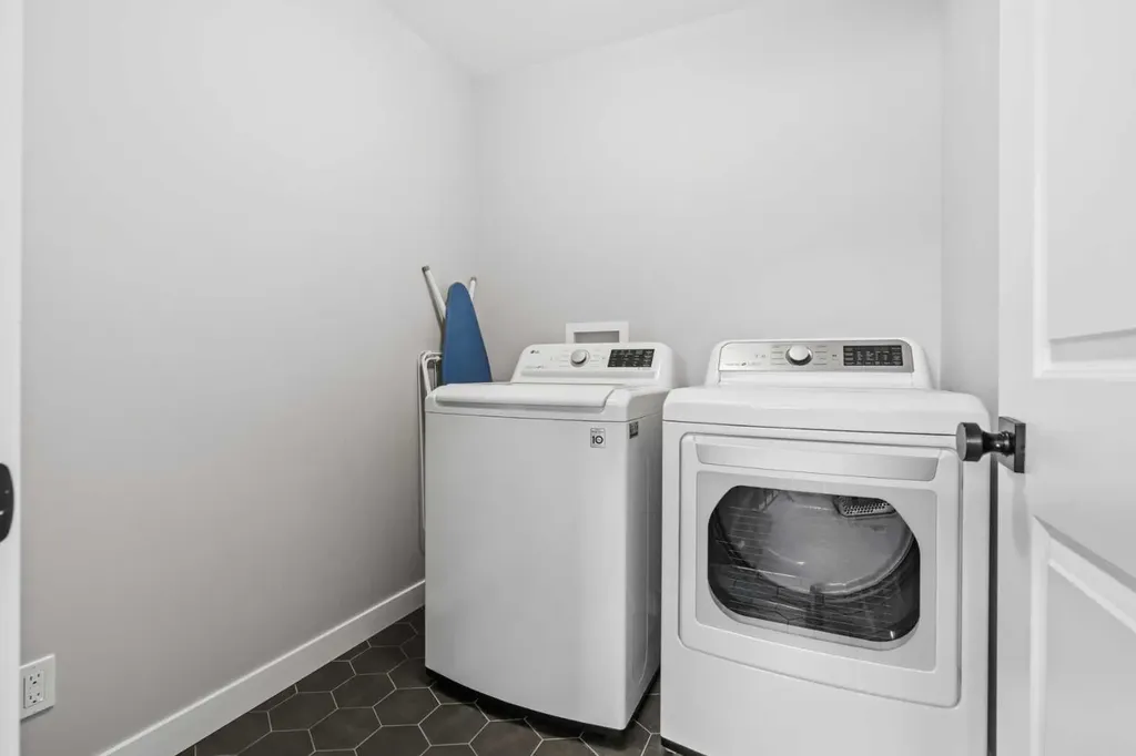 4618 81 Street NW Calgary AB T3B 2P6