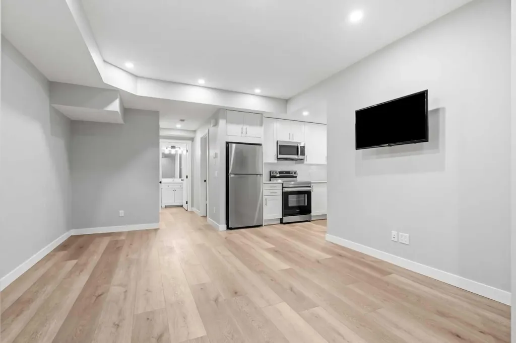 4618 81 Street NW Calgary AB T3B 2P6