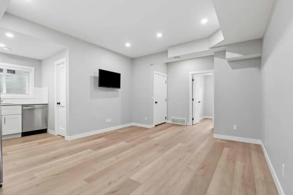 4618 81 Street NW Calgary AB T3B 2P6