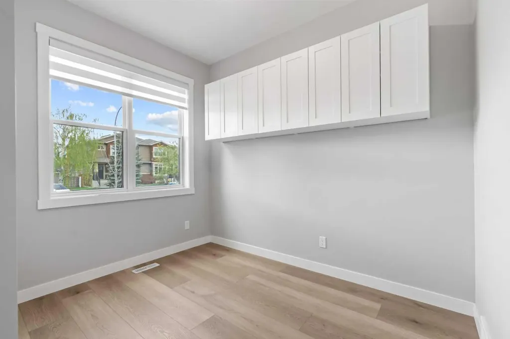 4618 81 Street NW Calgary AB T3B 2P6