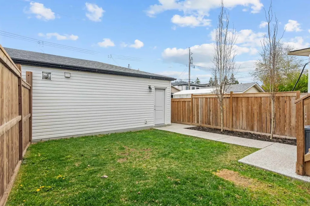 4618 81 Street NW Calgary AB T3B 2P6