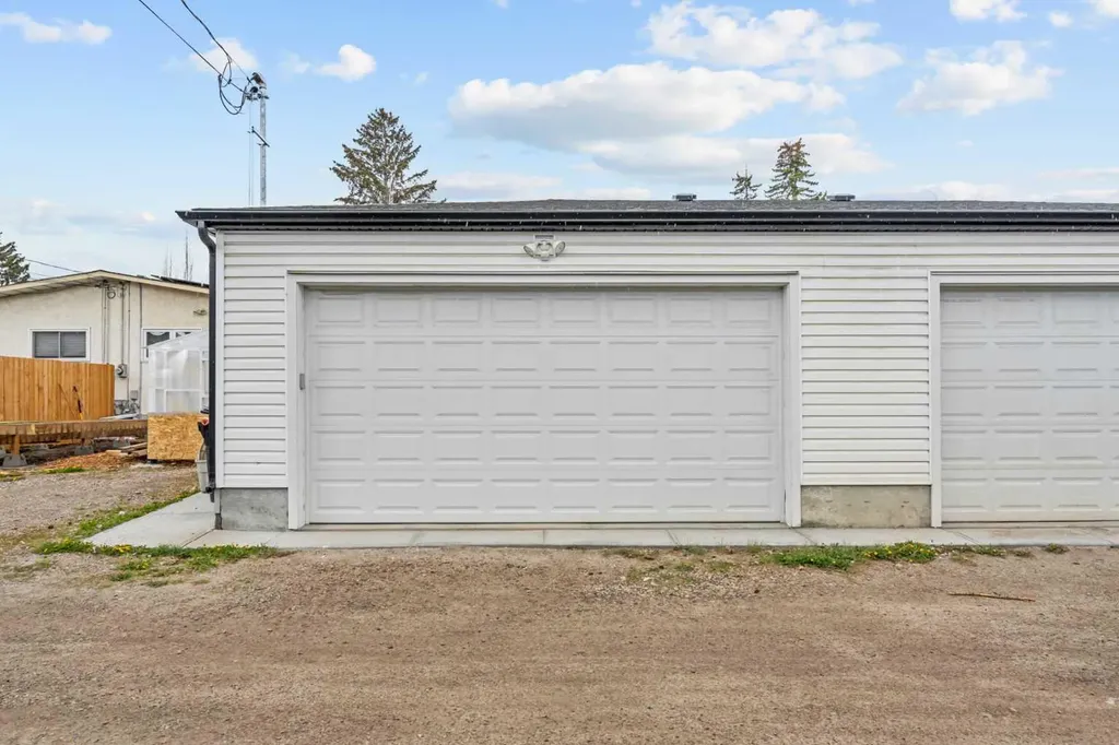 4618 81 Street NW Calgary AB T3B 2P6