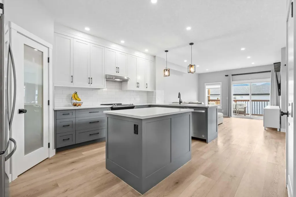 4618 81 Street NW Calgary AB T3B 2P6