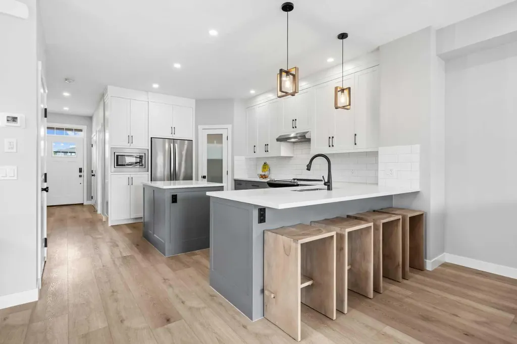4618 81 Street NW Calgary AB T3B 2P6