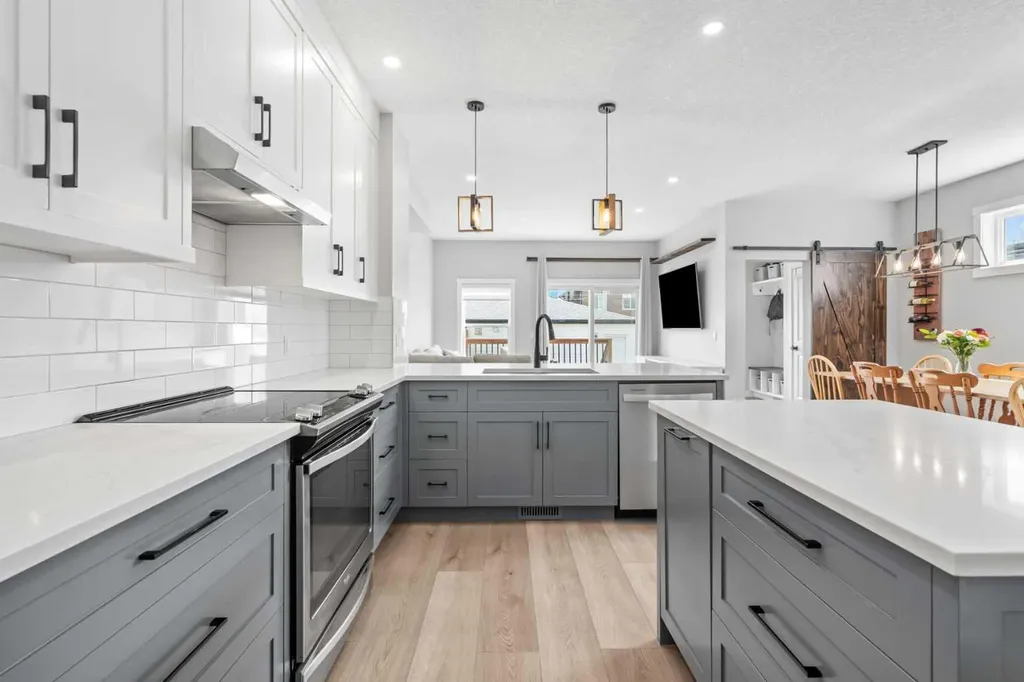 4618 81 Street NW Calgary AB T3B 2P6