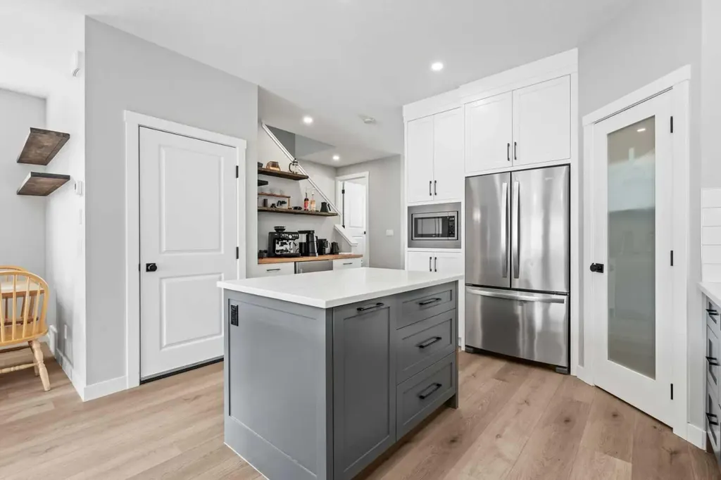 4618 81 Street NW Calgary AB T3B 2P6