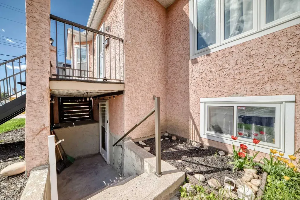 6907 6 Street SW Calgary AB T2V 5H8