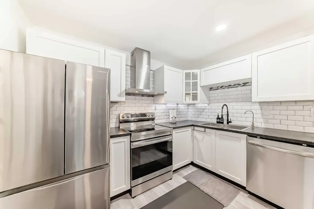 6907 6 Street SW Calgary AB T2V 5H8