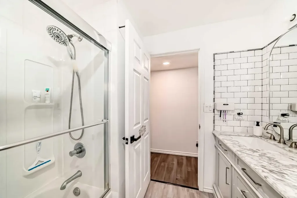 6907 6 Street SW Calgary AB T2V 5H8