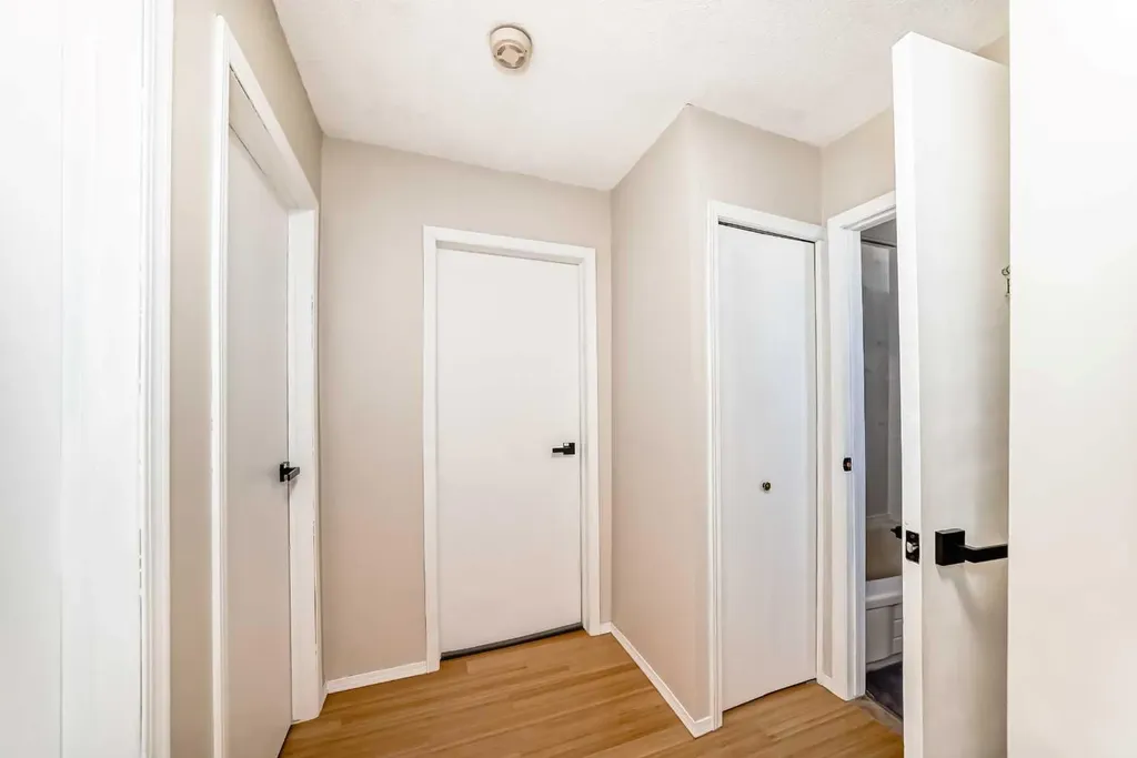 6907 6 Street SW Calgary AB T2V 5H8