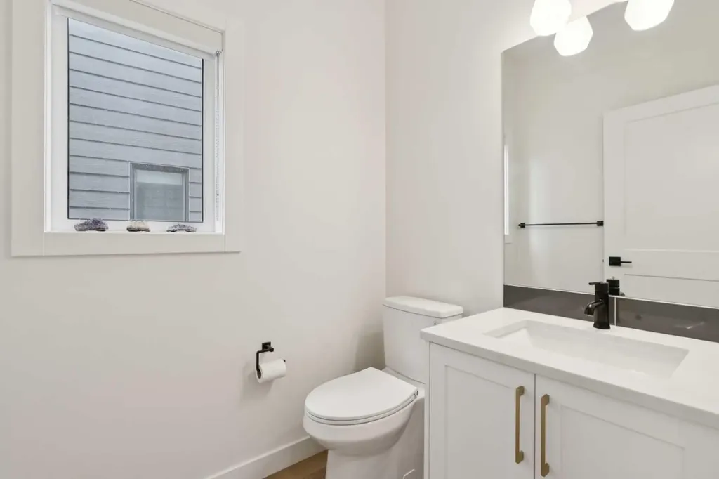 195 Greenwich Drive NW Calgary AB T3B 6P1