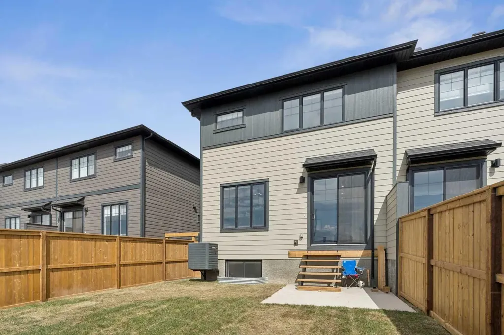 195 Greenwich Drive NW Calgary AB T3B 6P1