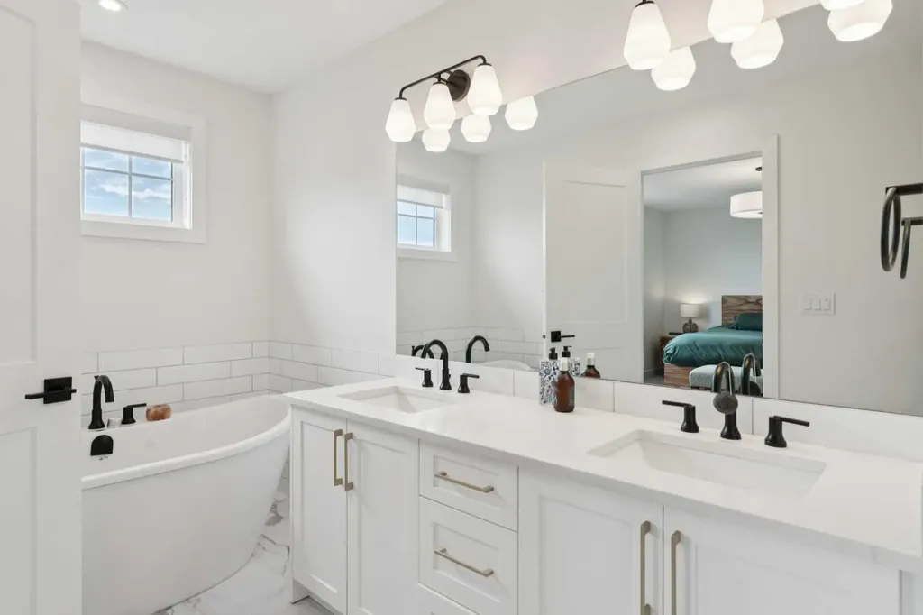 195 Greenwich Drive NW Calgary AB T3B 6P1