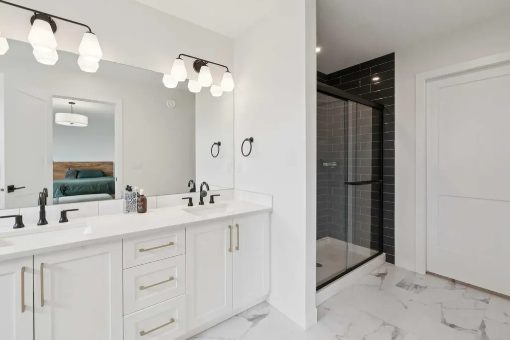 195 Greenwich Drive NW Calgary AB T3B 6P1