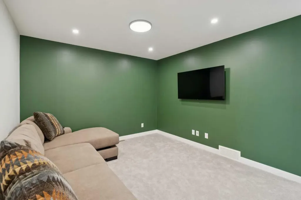 195 Greenwich Drive NW Calgary AB T3B 6P1