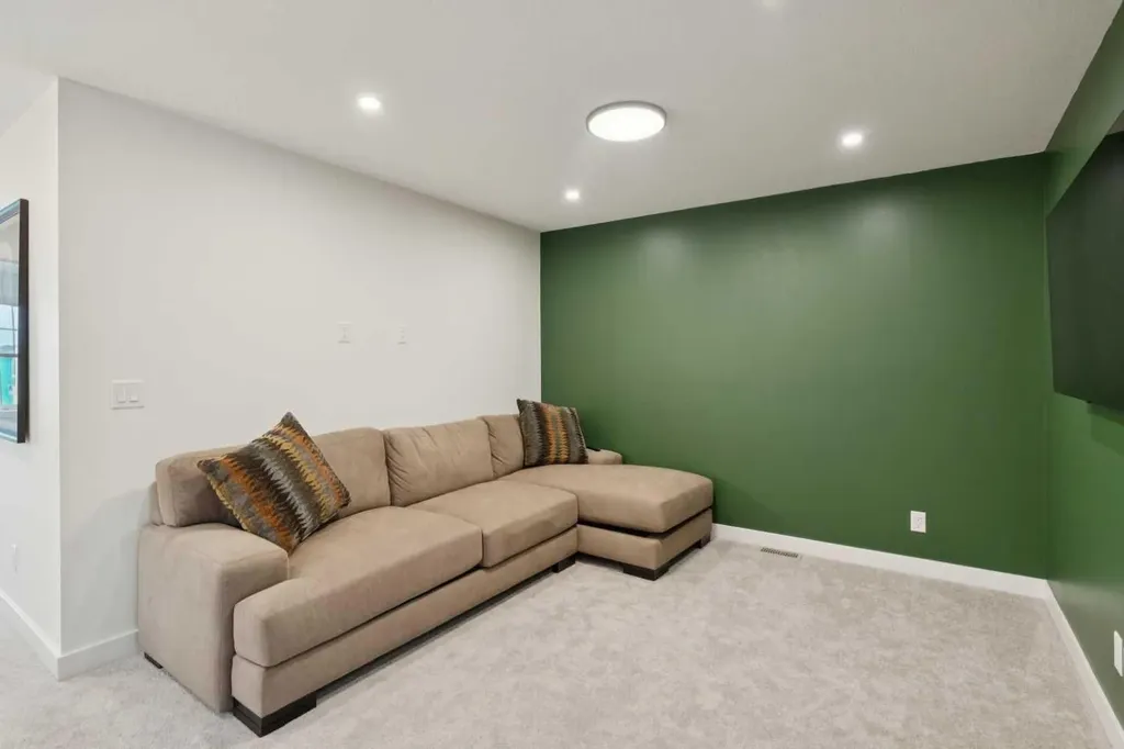 195 Greenwich Drive NW Calgary AB T3B 6P1
