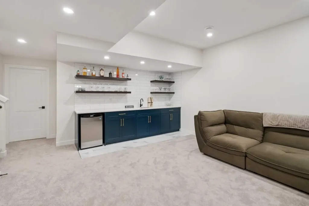 195 Greenwich Drive NW Calgary AB T3B 6P1