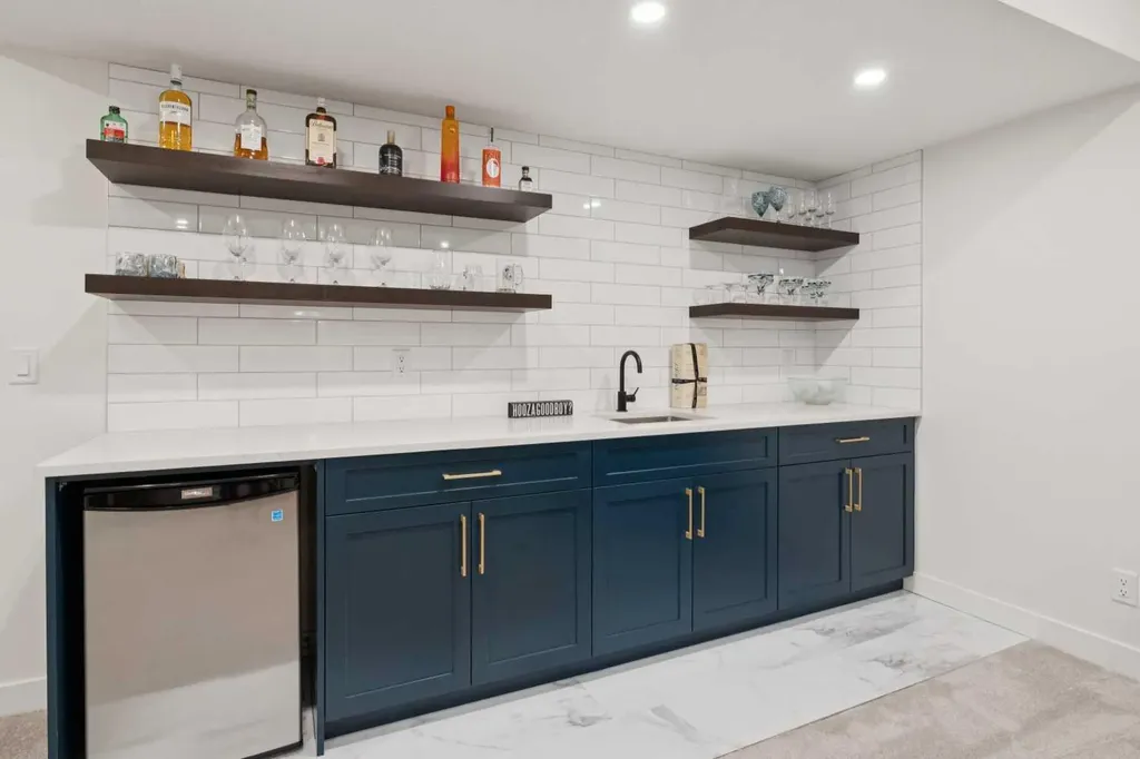 195 Greenwich Drive NW Calgary AB T3B 6P1