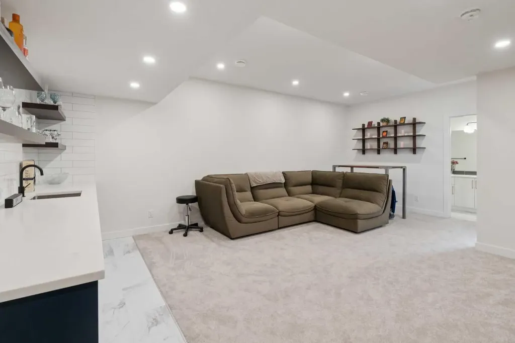 195 Greenwich Drive NW Calgary AB T3B 6P1