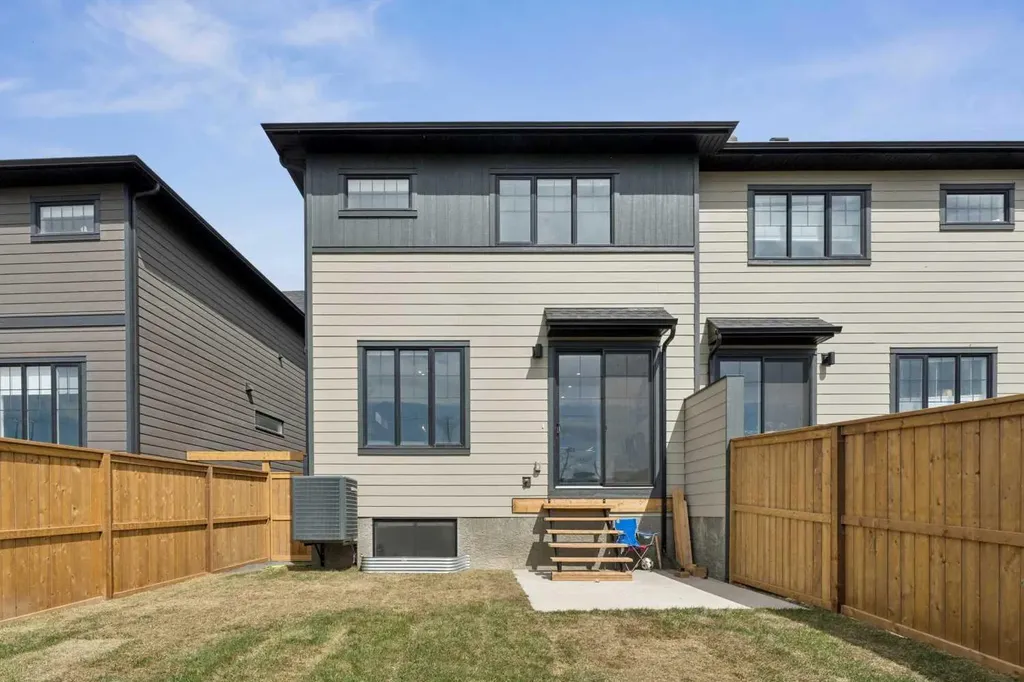 195 Greenwich Drive NW Calgary AB T3B 6P1