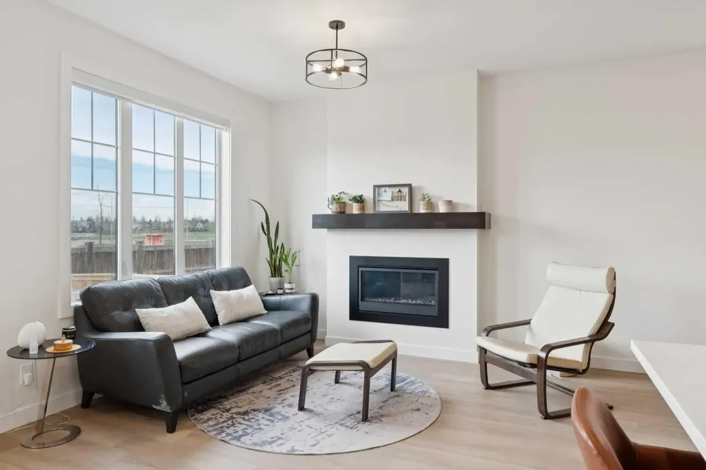 195 Greenwich Drive NW Calgary AB T3B 6P1