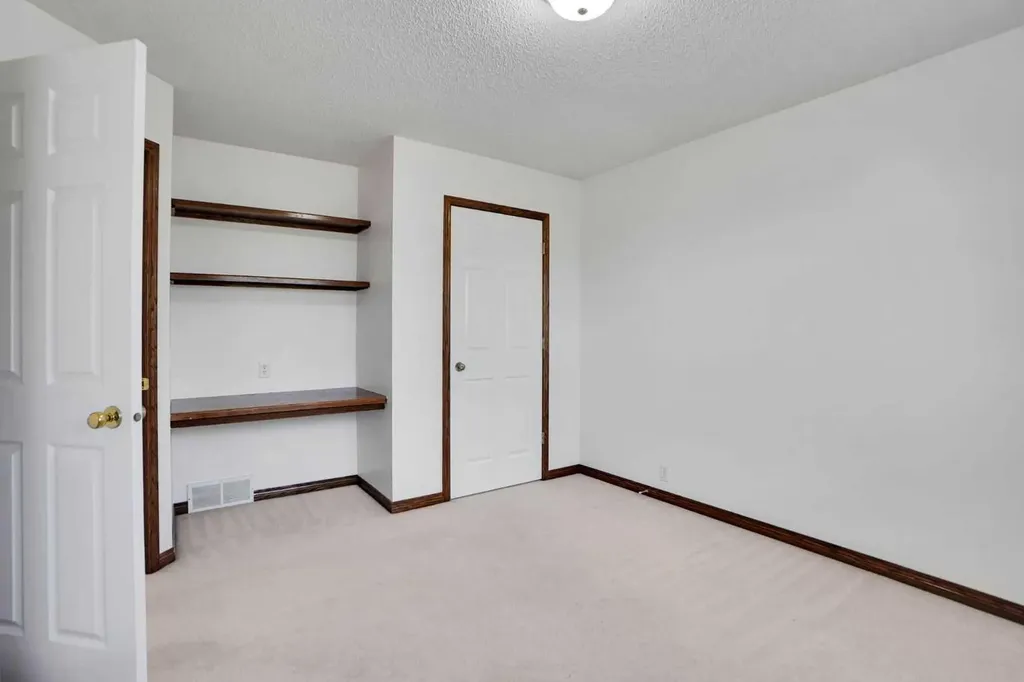 9143 Edgebrook Drive NW Calgary AB T3A 5M8