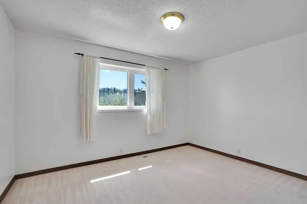 9143 Edgebrook Drive NW Calgary AB T3A 5M8