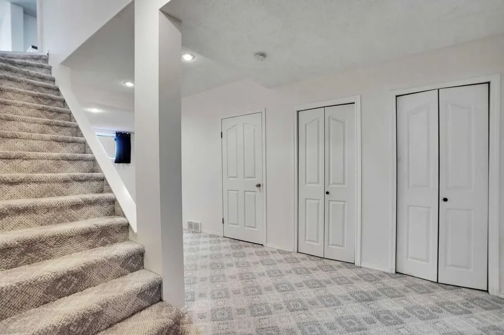 9143 Edgebrook Drive NW Calgary AB T3A 5M8