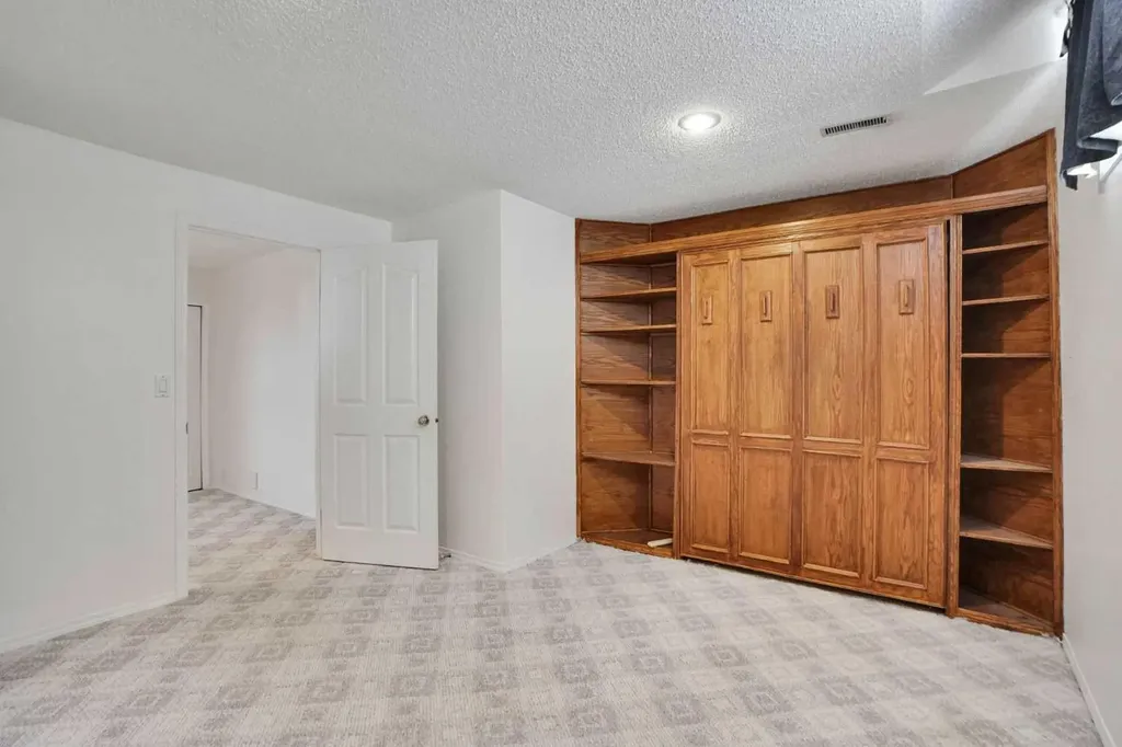 9143 Edgebrook Drive NW Calgary AB T3A 5M8