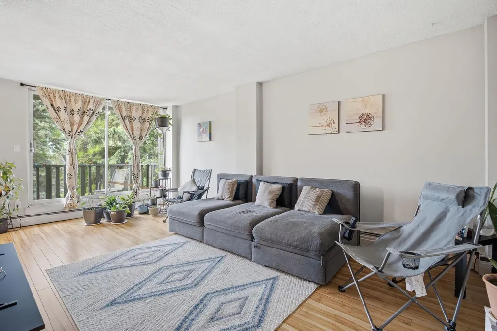 1405 17 Avenue NW Calgary AB T2M0R4
