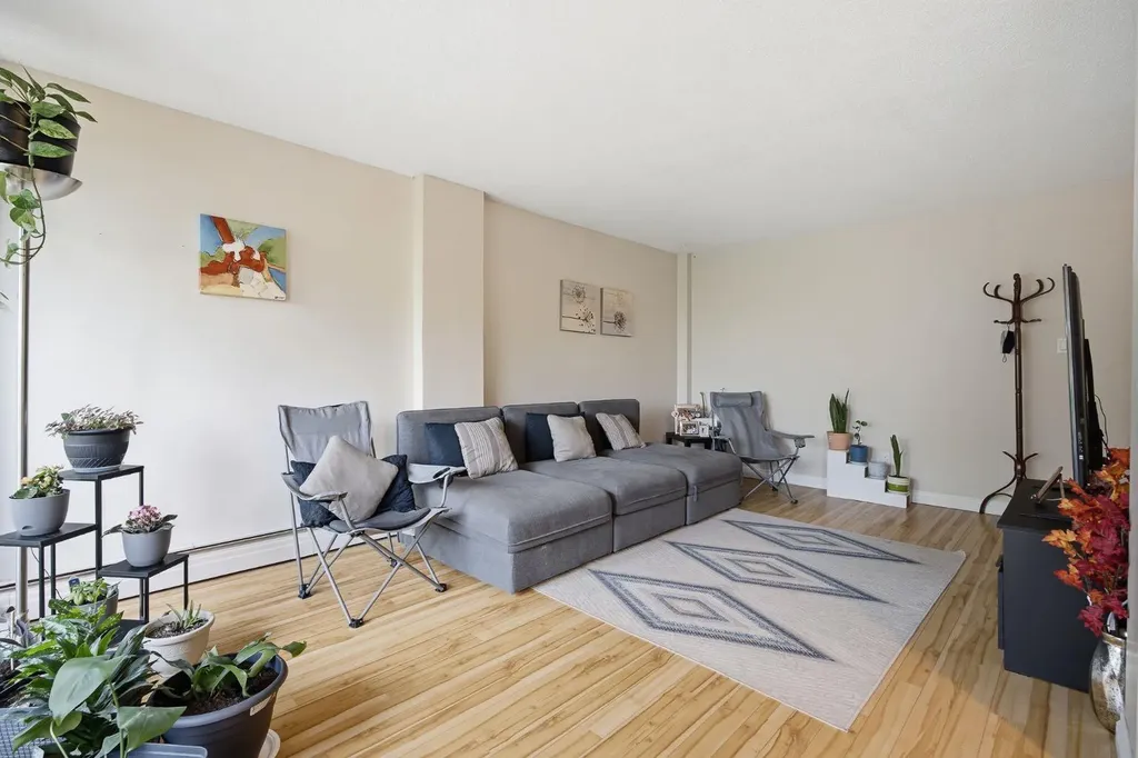 1405 17 Avenue NW Calgary AB T2M0R4