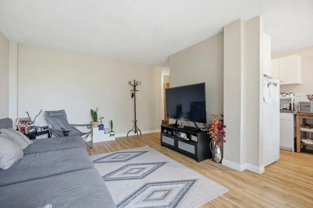 1405 17 Avenue NW Calgary AB T2M0R4