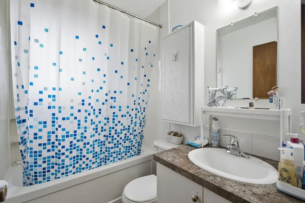 1405 17 Avenue NW Calgary AB T2M0R4