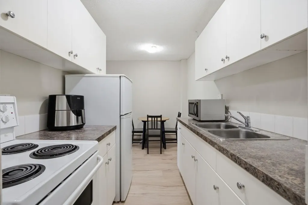 1405 17 Avenue NW Calgary AB T2M0R4