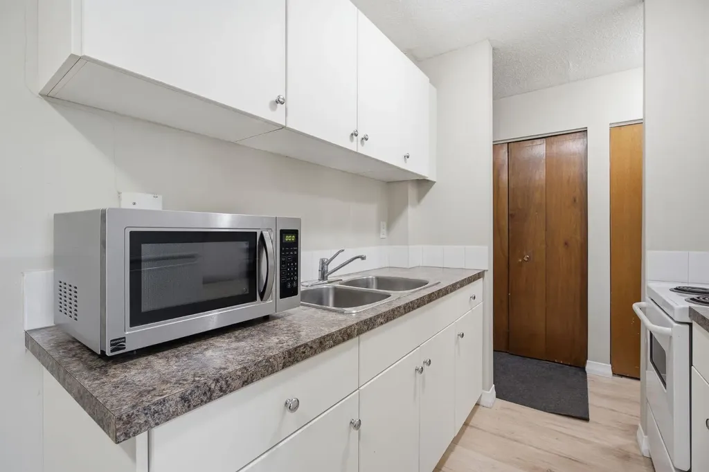 1405 17 Avenue NW Calgary AB T2M0R4