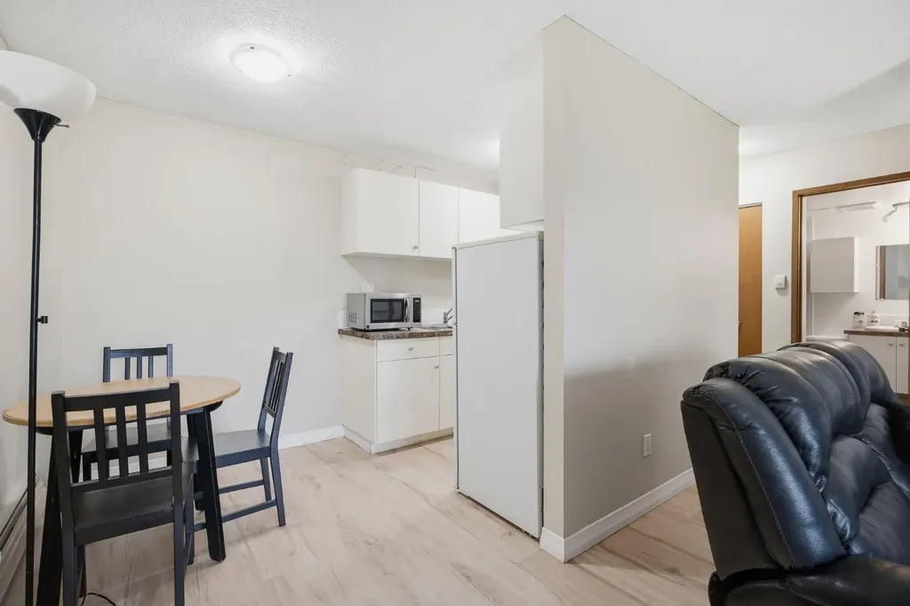 1405 17 Avenue NW Calgary AB T2M0R4