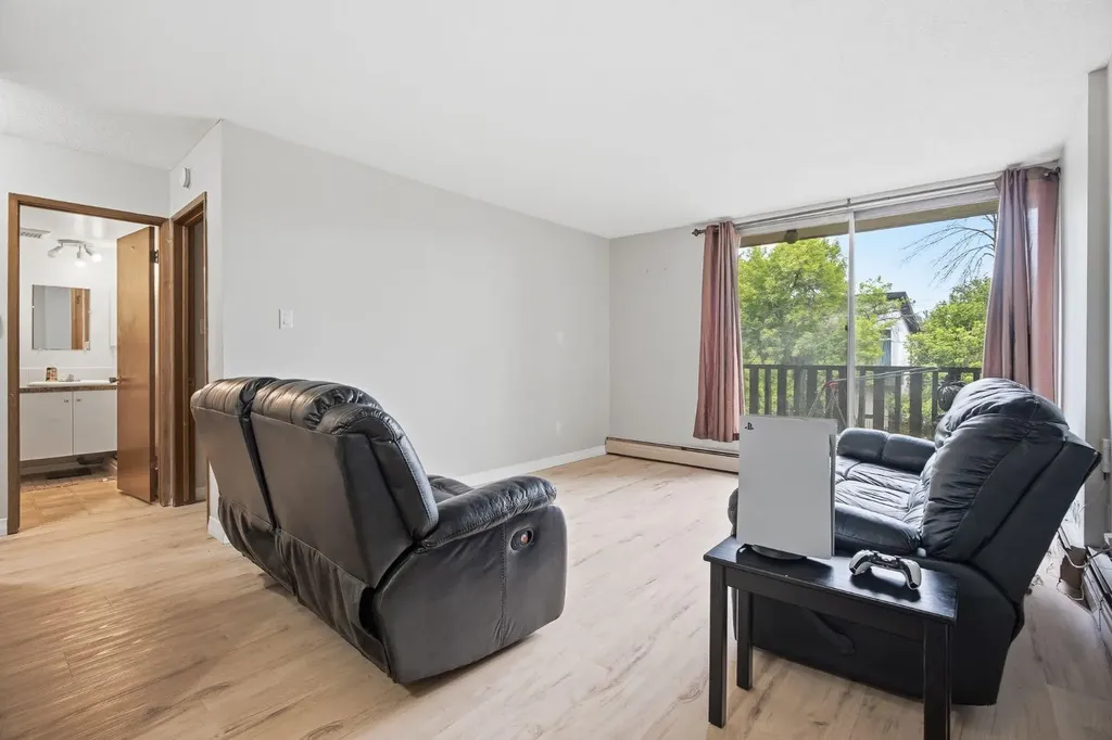 1405 17 Avenue NW Calgary AB T2M0R4